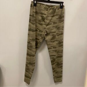 SO Girls green camouflage leggings size large